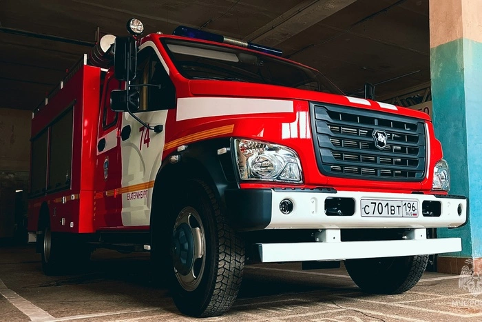 В центре Екатеринбурга загорелась квартира, заваленная мусором. Её хозяин погиб