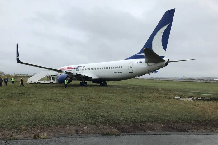 В аэропорту Перми «Боинг» Turkish Airlines выкатился за пределы ВПП