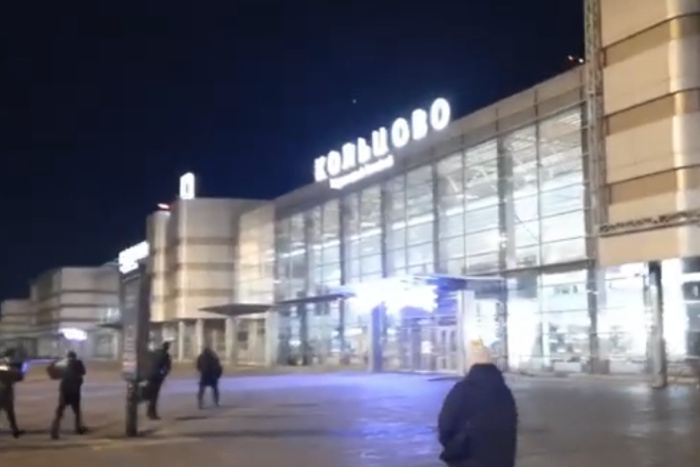 В Кольцово объяснили ночную «пробку» из пассажиров на входе в аэропорт