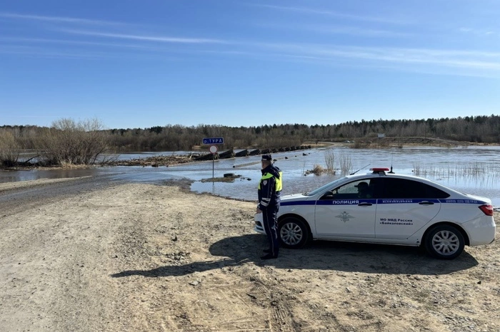Только на лодке: в Свердловской области перекрыли движение из-за разлива реки