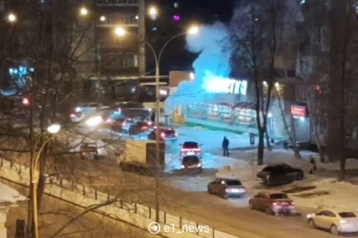 На Уралмаше автохамы массово поехали по тротуару из-за перекрытой улицы