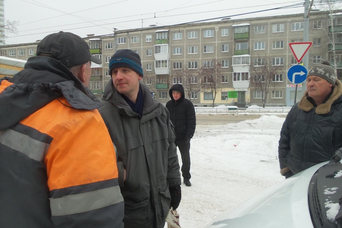 Жители Белореченской перекрыли дорогу неугодной строительной технике