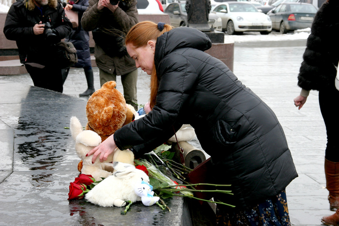«Это трагедия всей страны»: екатеринбуржцы почтили память погибших кемеровчан