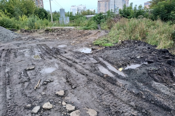 Ремонтники улицы Щербакова оставили местным жителям-пешеходам непролазную грязь