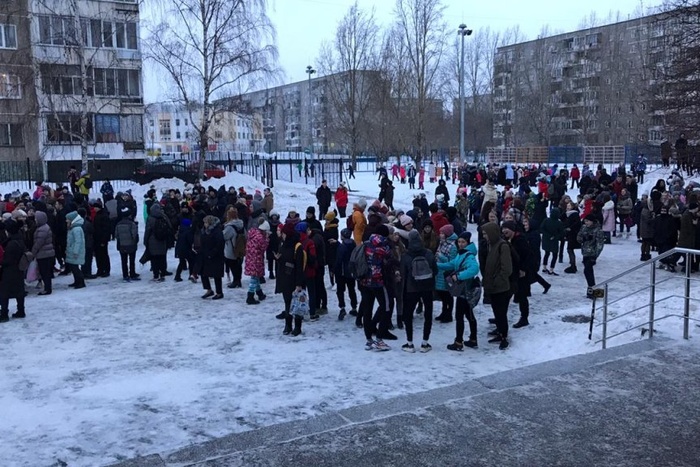 Из школы Екатеринбурга эвакуировали тысячу человек из-за короткого замыкания