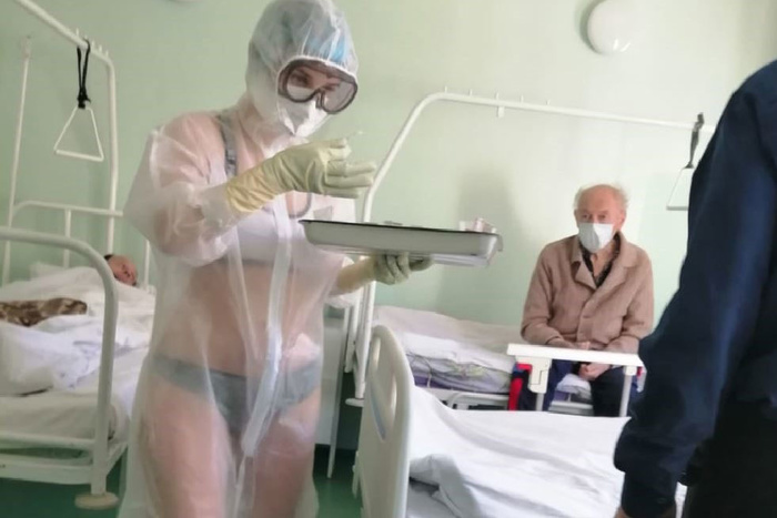 Тульскую медсестру наказали за просвечивающий защитный костюм