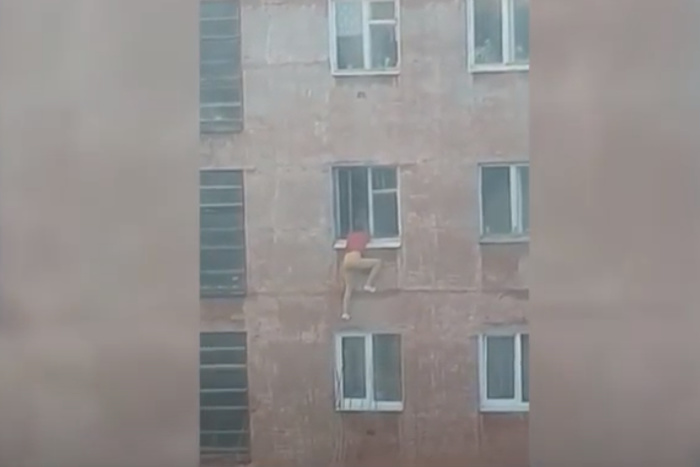 В Асбесте девушка едва не выпала из окна 4-ого этажа — видео