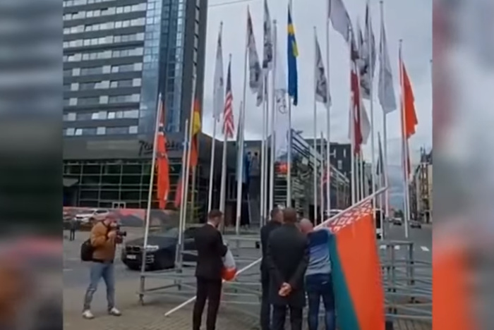 Власти Риги официально вывесили на ЧМ по хоккею флаг белорусской оппозиции