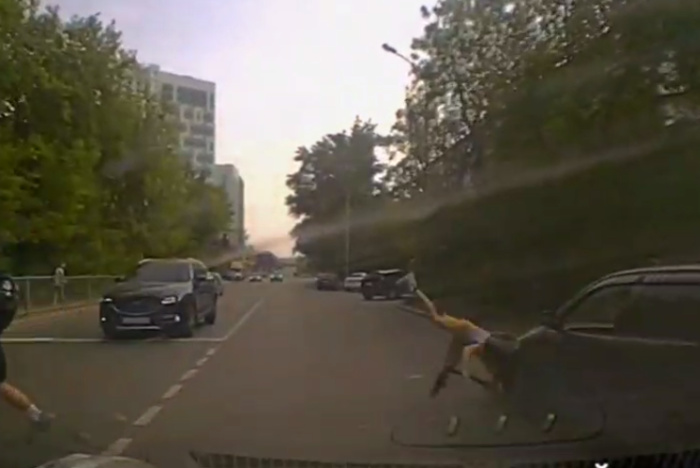 Мальчик на самокате попал под машину, выехав на перекресток в Екатеринбурге