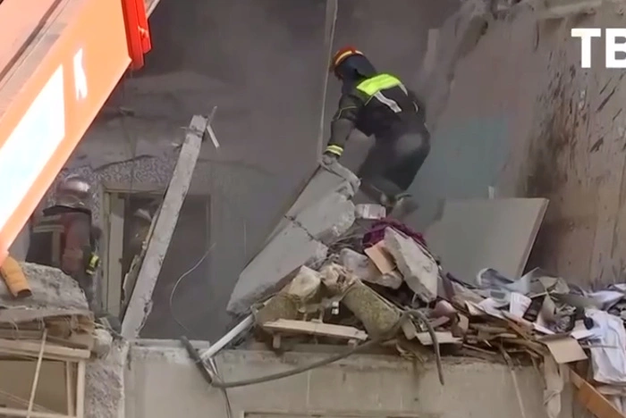 Момент обрушения плиты во время разбора спасателями завалов в Балашихе попал на ВИДЕО