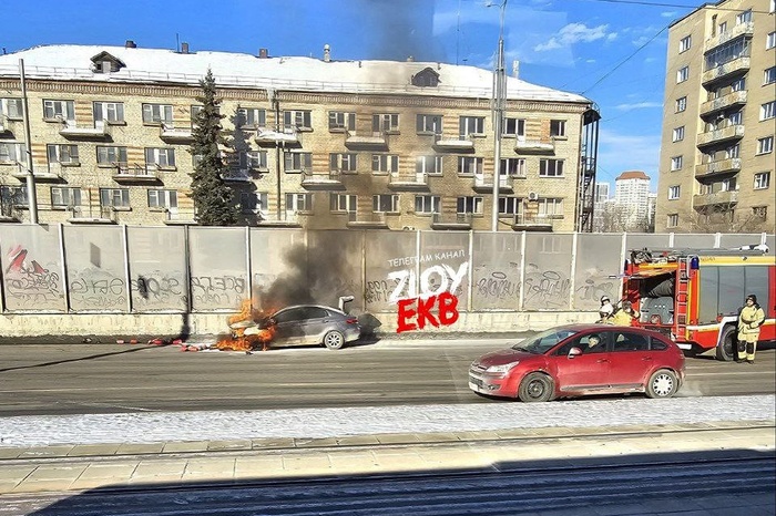 На Макаровском мосту загорелась машина
