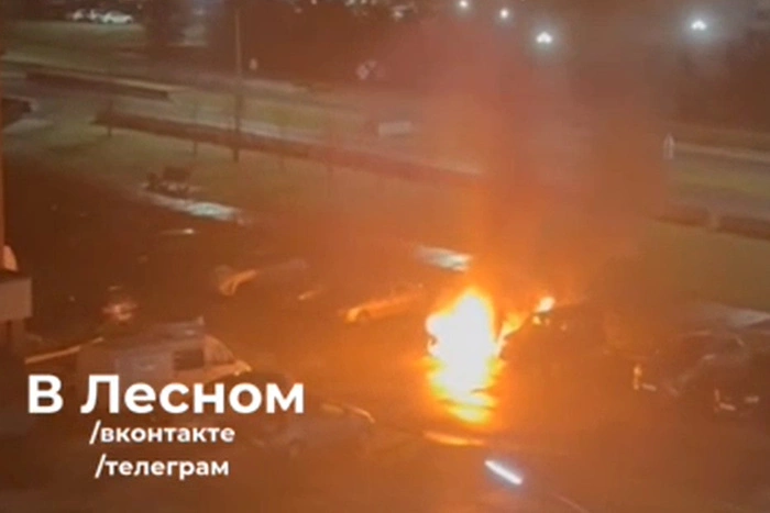 Свердловчанин пытался сжечь элитный автомобиль бизнесмена, но ошибся и спалил машину пенсионера