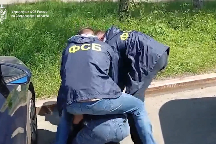 В Екатеринбурге жёстко задержали мигранта за взятку сотруднику ФСБ