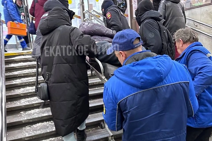 Медики вынесли пенсионерку со станции метро «Площадь 1905 года»