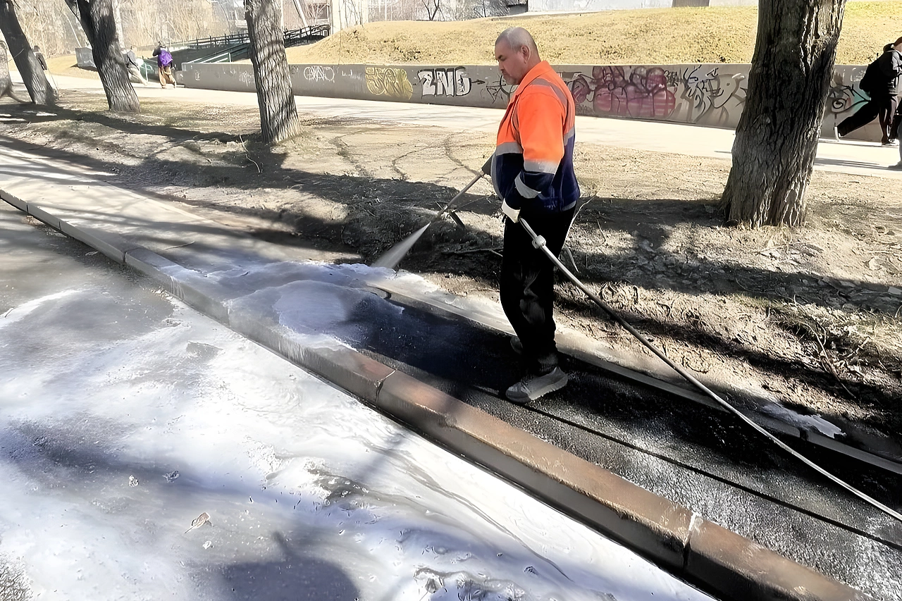 Улицы в Екатеринбурге стали мыть с шампунем