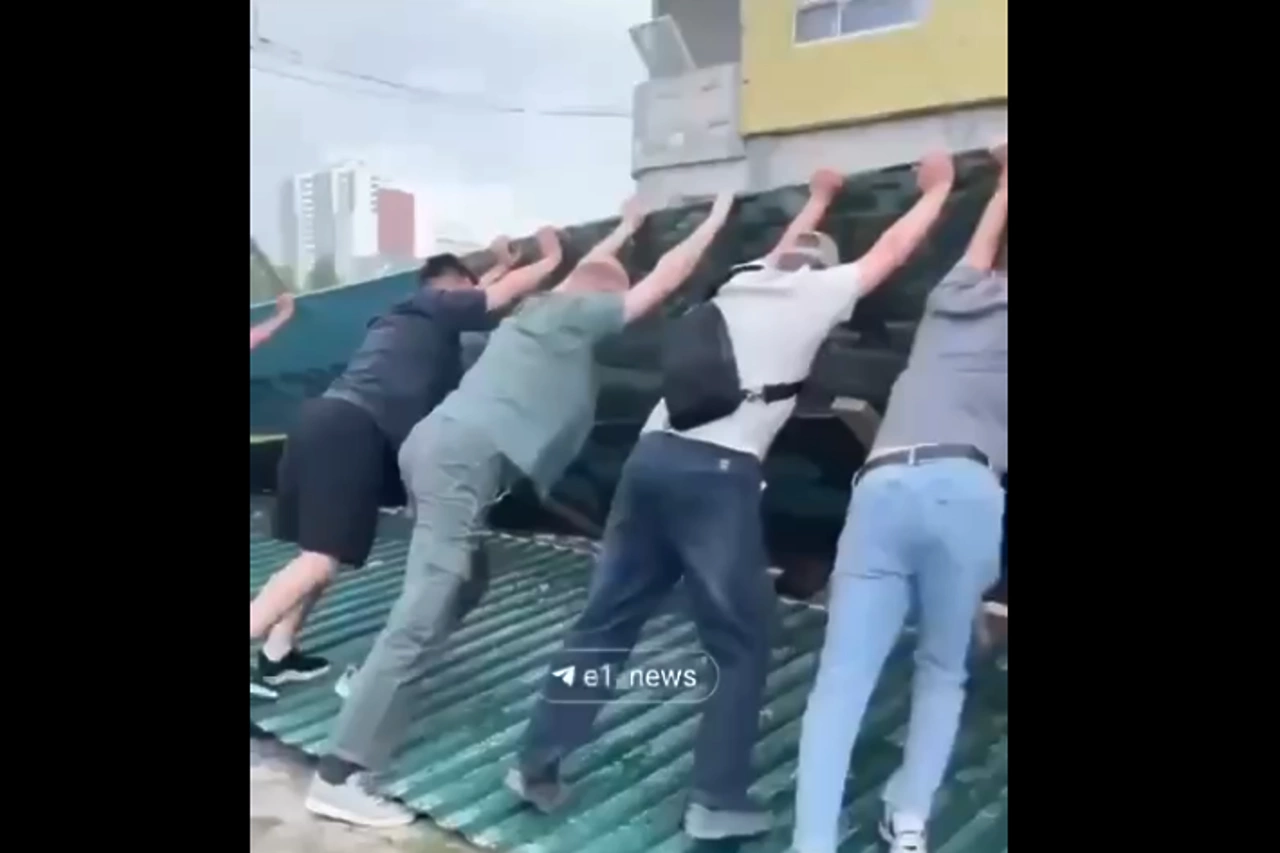 СКР возбудил дело после падения в Екатеринбурге строительного забора на прохожего