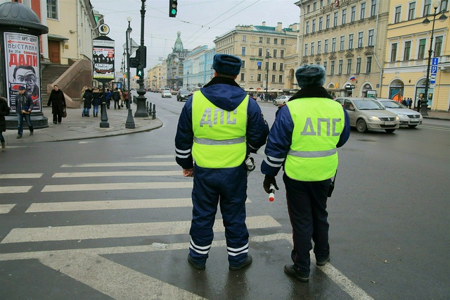 Полицейским в России разрешили проявлять хорошее настроение