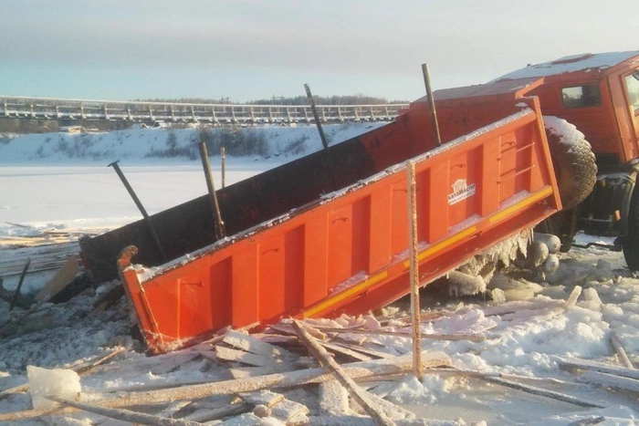 «КамАЗ», приехавший обустраивать переправу, провалился под лед под Серовом