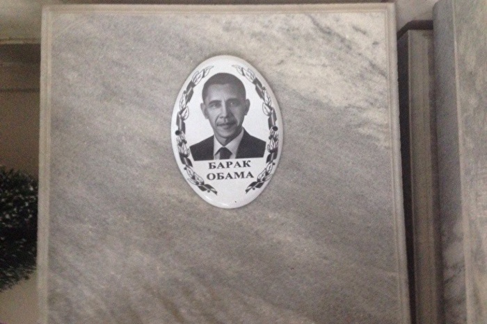 На Урале похоронщики в качестве образца изготовили надгробие с фото Барака Обамы