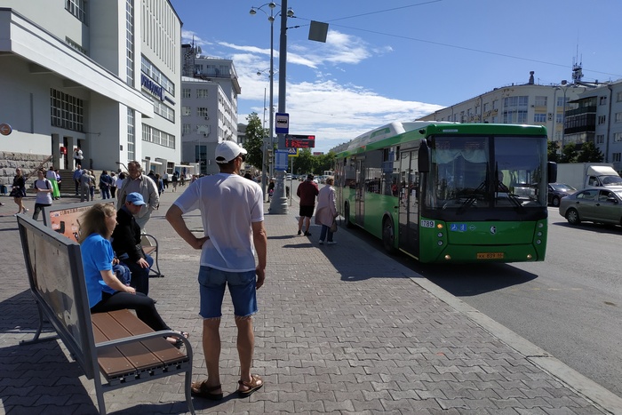 Автобусную остановку «Площадь 1905 года» в сторону УрФУ переносят к ТЦ «Пассаж»