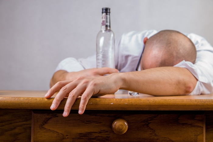 Употребление алкоголя повышает риск заражения коронавирусом — нарколог