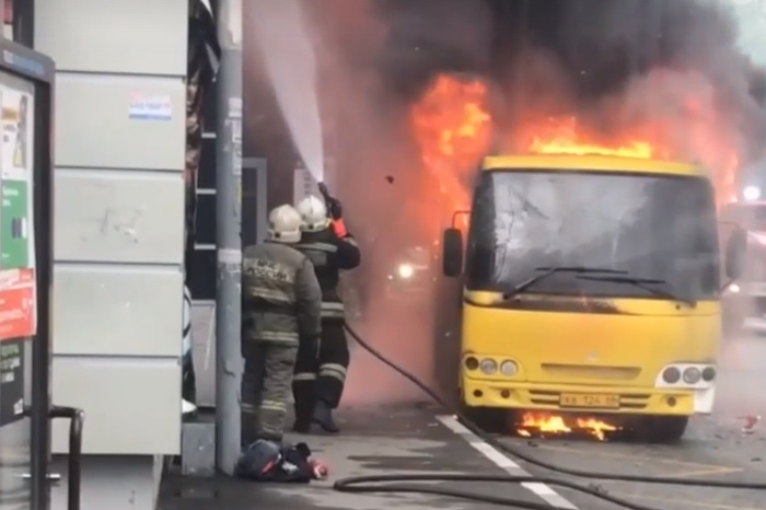 «Как бы не хлопнуло»: в Екатеринбурге на остановке загорелся автобус