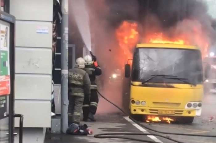 «Как бы не хлопнуло»: в Екатеринбурге на остановке загорелся автобус