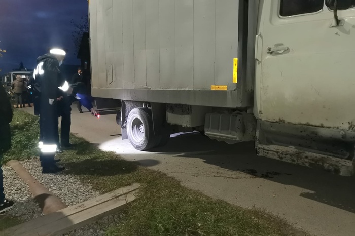 В Свердловской области полуторагодовалая девочка погибла, забравшись под колесо грузовика