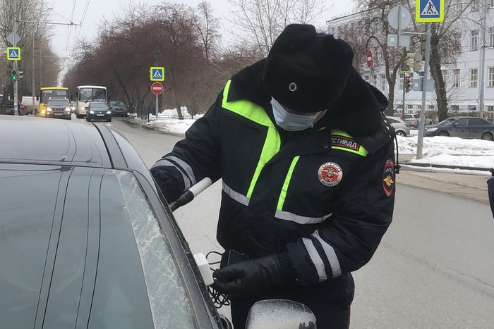 «28% вместо 70%». В Екатеринбурге арестовали водителя, отказавшегося снимать тонировку