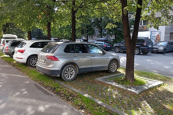 В мэрии Екатеринбурга неофициально похвалили устроивших парковку на газоне