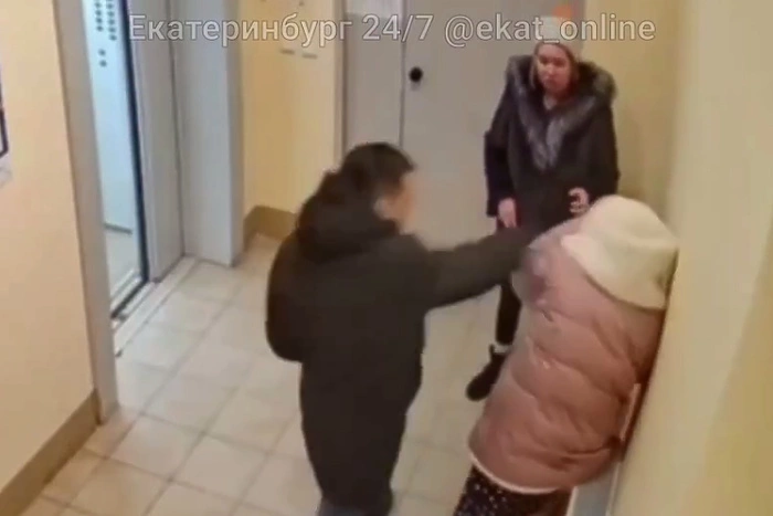 В Верхней Пышме в подъезде избили женщину