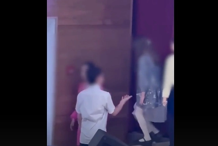 «А ее никто не принял». Уральский школьник прославился своей галантностью, подав руку девочкам