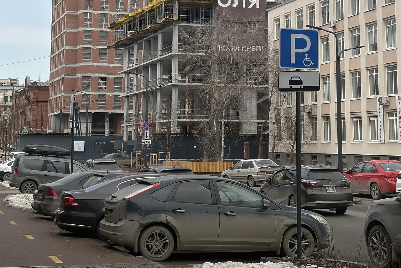 Автомобилистам стали массово рассылать сообщения о штрафах за парковку. Почему их не нужно оплачивать