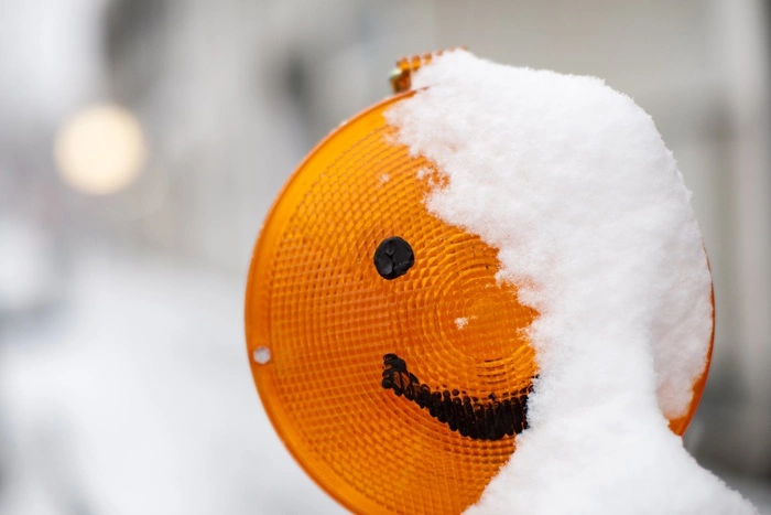 Оксфордский словарь назвал смайлик словом года