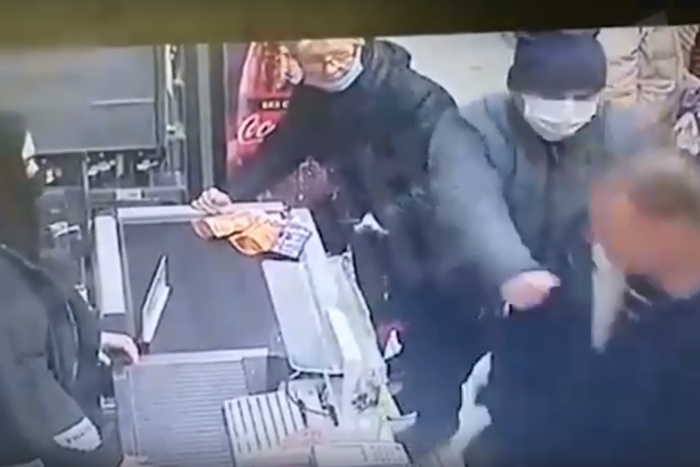 В Санкт-Петербурге мужчину без маски убили в продуктовом магазине — видео