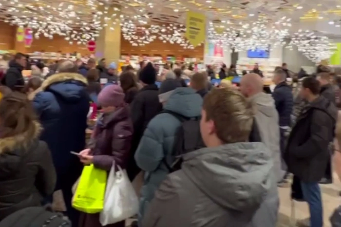 В парфюмерном магазине Екатеринбурга выстроились гигантские очереди