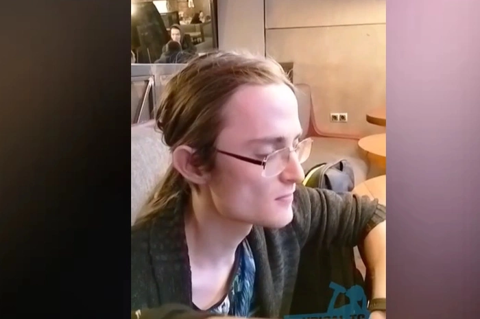 В кафе Екатеринбурга унизили двух парней в юбках