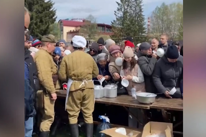 Что случилось? В парке Маяковского образовалась огромная очередь