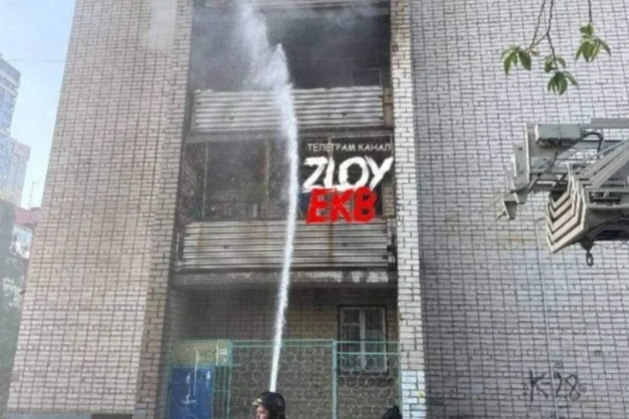 На улицу выбежали 70 человек: в Екатеринбурге загорелся пятиэтажный дом
