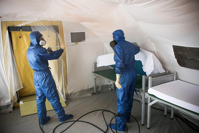 Работа войск РХБ и военных медиков в Италии и Сербии продолжается