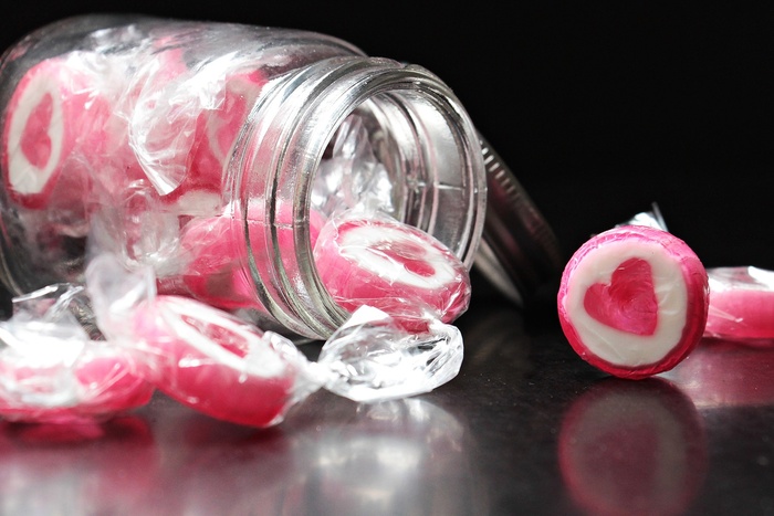 В свердловском городе мужчина целовал чужих детей за конфеты