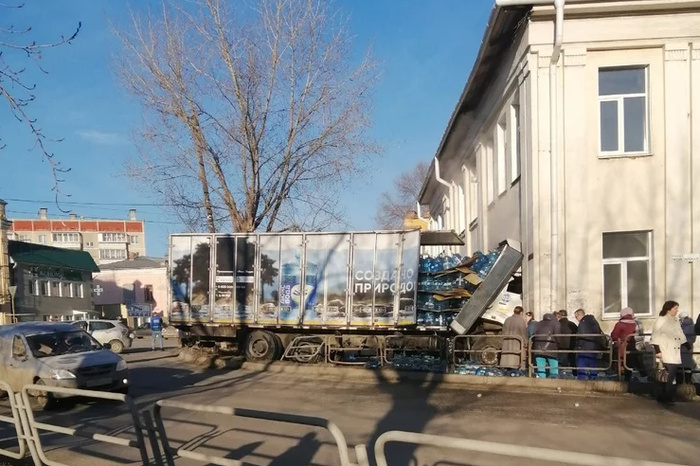 На Урале грузовик врезался в здание поликлиники