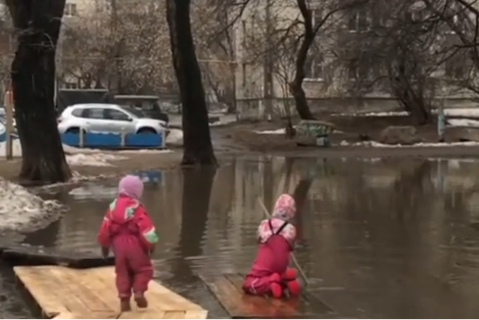 В екатеринбургском парке Энгельса началось обновление деревьев