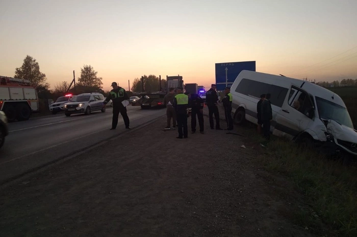 На свердловской трассе микроавтобус со школьниками попал в аварию