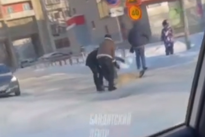 На Кировградской мужчина ударил прохожего ножом в горло