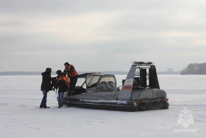 В Свердловской области несколько десятков рыбаков унесло на отколовшейся льдине