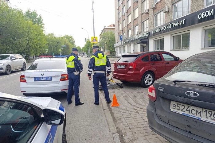 В Екатеринбурге мужчина на электросамокате разбился насмерть, врезавшись в припаркованный автомобиль