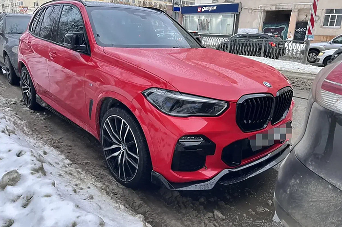 Роскошный малиновый ВMW исчез у владельца пока он обедал в центре Екатеринбурга