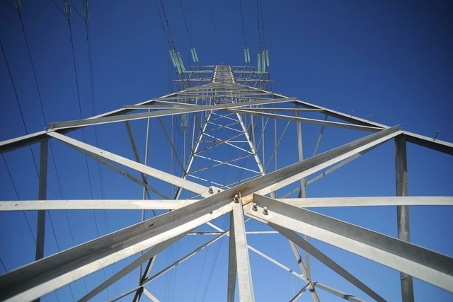 В Астрахани мужчина хотел покончить с собой, спрыгнув с опоры ЛЭП