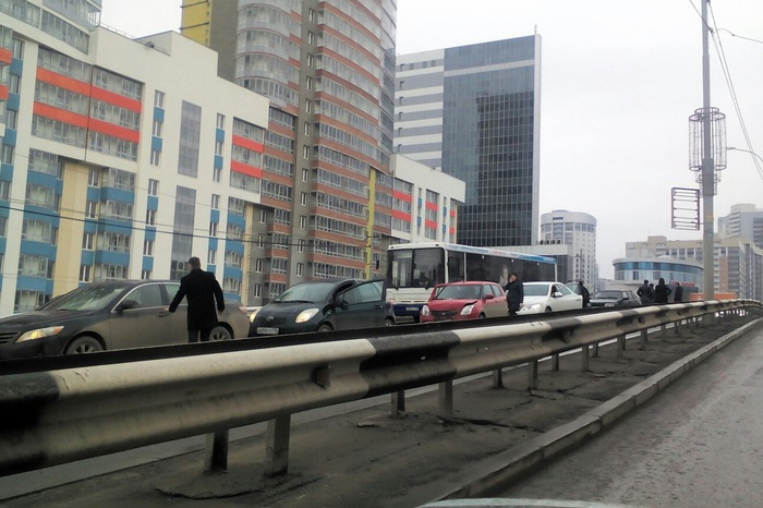 Пять автомобилей столкнулись по принципу домино в ДТП на Московской